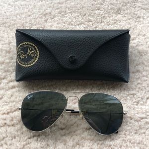 Ray Ban Aviators.